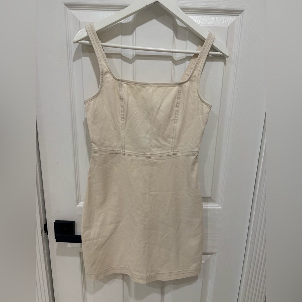 HOLLISTER dress, cream, zip up, adjustable straps
Size S